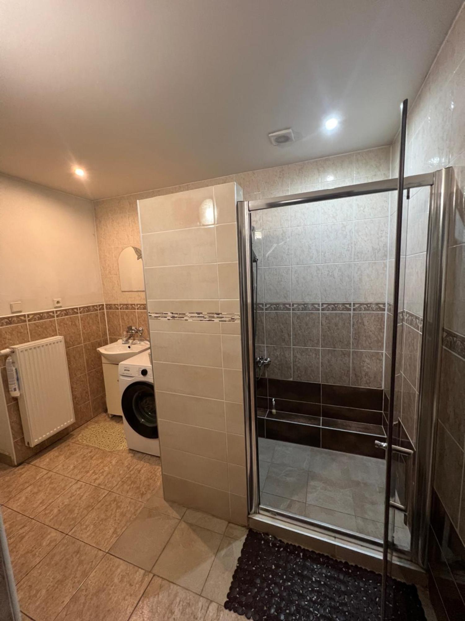 -Self-Check- 4-Bedroom Family House With Heated Tub Levice Exterior foto